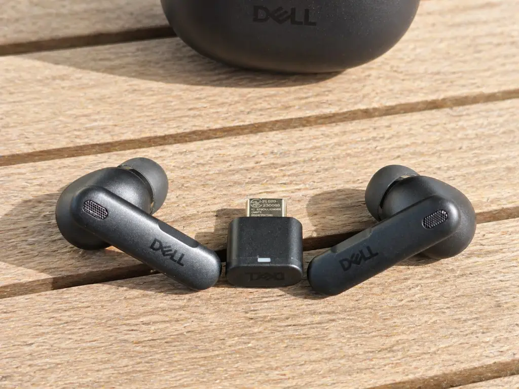 dell-pro-plus-eb525-earbuds-dongle.webp